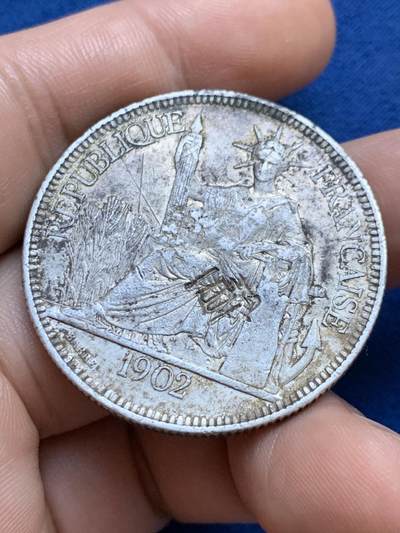 《竞宝斋》第424场 周日，周一，周二  3场连拍 （全场包邮） 法属印支1902年1皮阿斯特坐洋银币 au底板微转光 商号戳记 很有意思的一枚