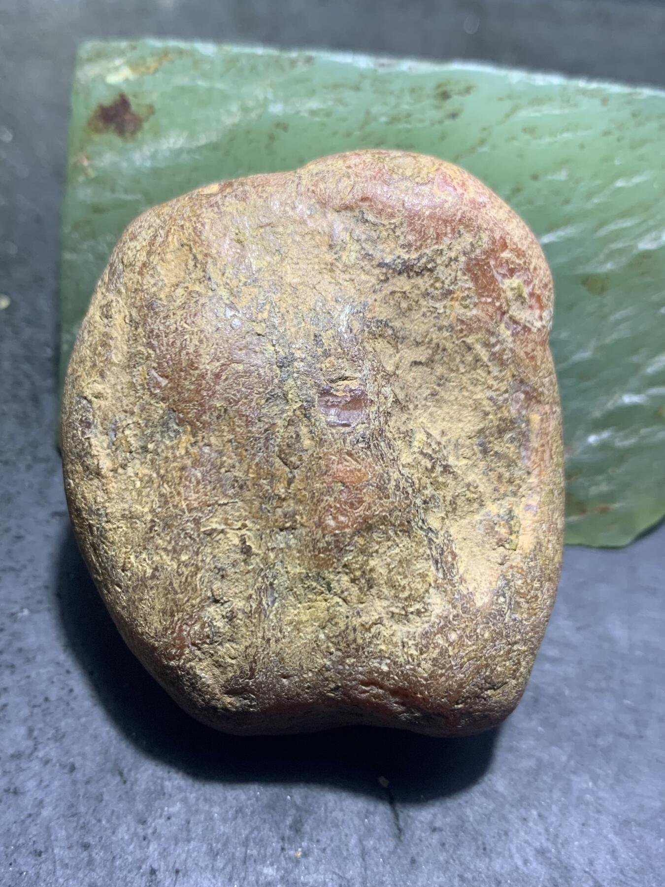 精美红皮红冻开窗料南红玛瑙原石一颗，