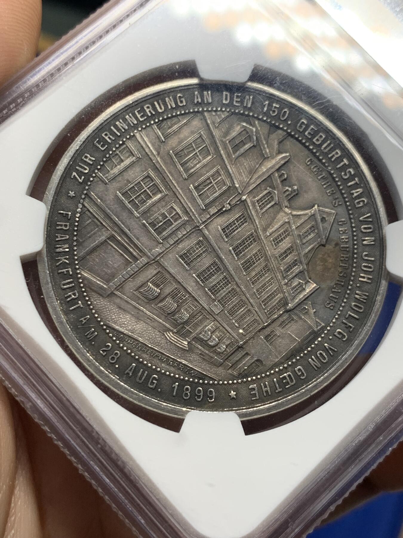 《竞宝斋》第424场 周日，周一，周二  3场连拍 （全场包邮） NGC MS62 德国 1899 歌德诞辰150周年银章 背面为法兰克福故居 细节雕刻极为精致繁褥。铜章合金章偶有，银章少见，国外铜章卖价超2000。