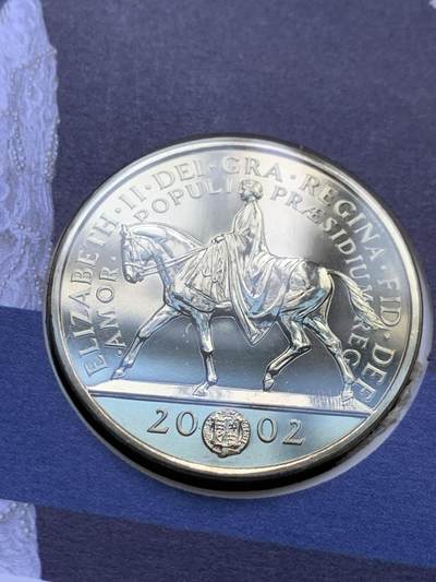 《竞宝斋》第424场 周日，周一，周二  3场连拍 （全场包邮） 英国2002年伊丽莎白二世女王登基50周年金禧纪念限量邮币封。同题材2002年英国5英镑克朗纪念币。超大设计。