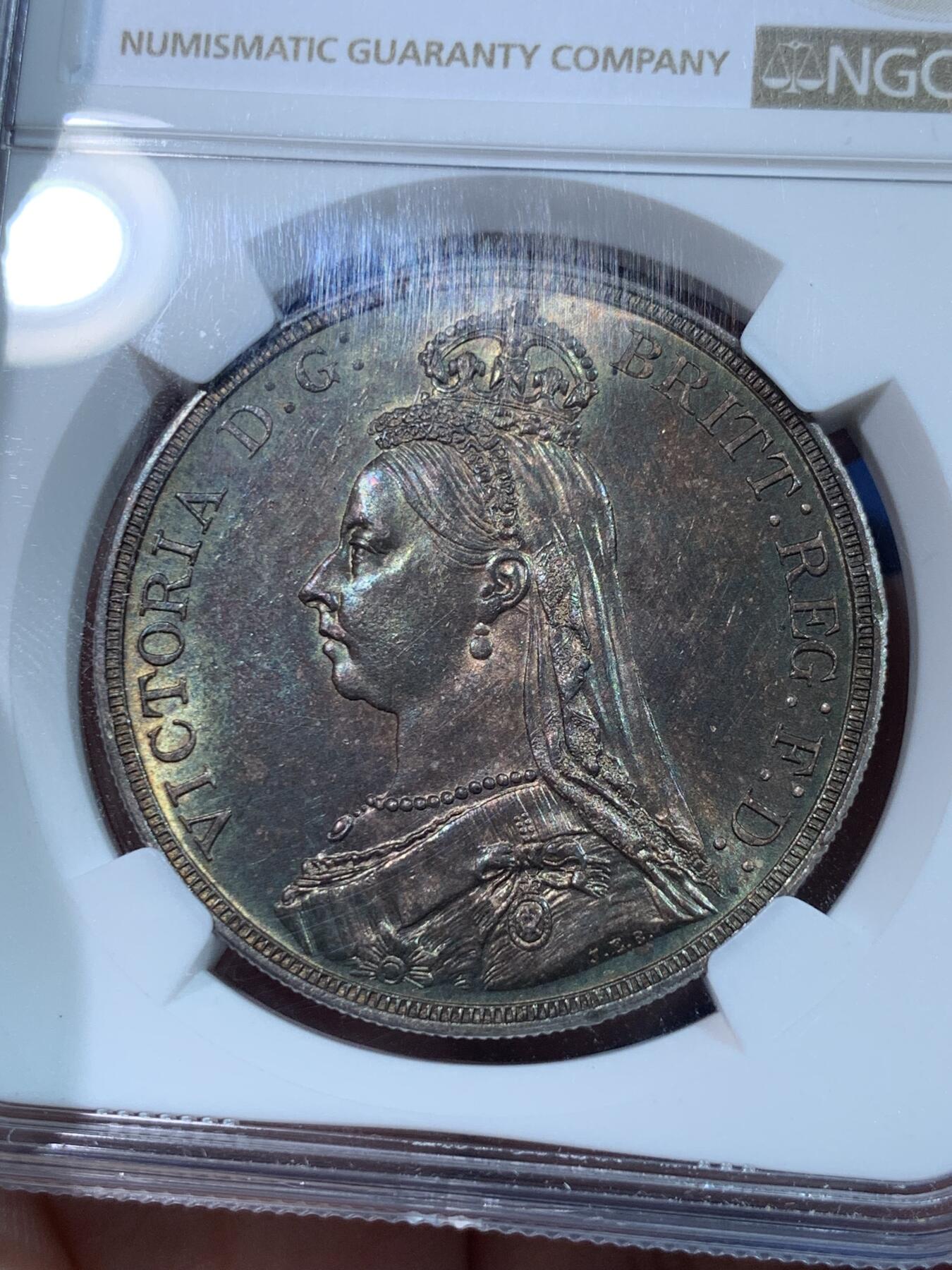 《竞宝斋》第424场 周日，周一，周二  3场连拍 （全场包邮） NGC MS62 英国1887维多利亚高冠马剑银币 兼具酱彩味道和丝滑转光，远超白币的观感