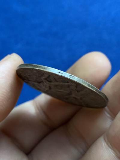 《竞宝斋》第424场 周日，周一，周二  3场连拍 （全场包邮） 名家René Grégoire作品 瑞士1911年勒奇山隧道贯通纪念银章 17.5克 36mm 带原盒  勒奇山铁路隧道（Lötschberg Tunnel）是瑞士阿尔卑斯山区的重要铁路工程，连接伯尔尼州（Bern）和瓦莱州（Valais），全长14.6公里。该隧道于1906年动工，1911年贯通，1913年正式通车，是20世纪初欧洲最艰巨的铁路工程之一，标志着瑞士铁路网的重要扩展。勒奇山隧道至今