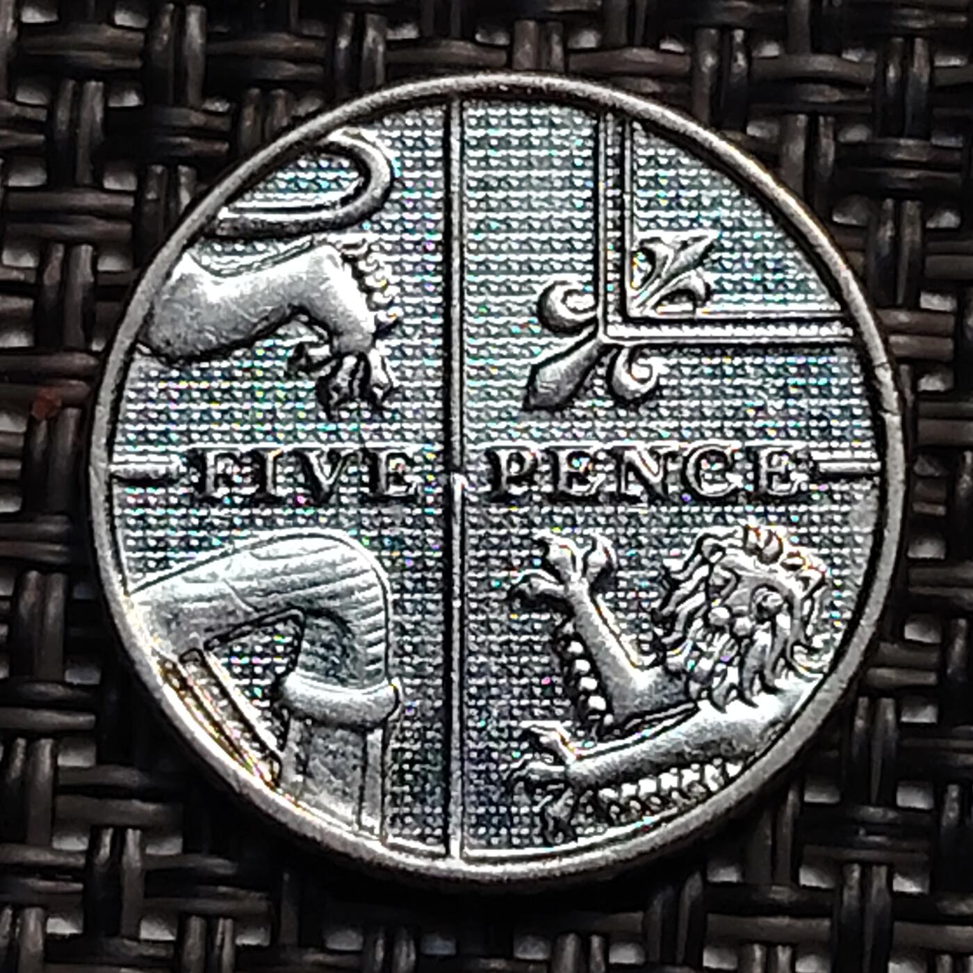 布加迪🐬～世界钱币(上海)🌾第 246 期 /  各国套币和散币 英国🇬🇧 2014年 5便士
