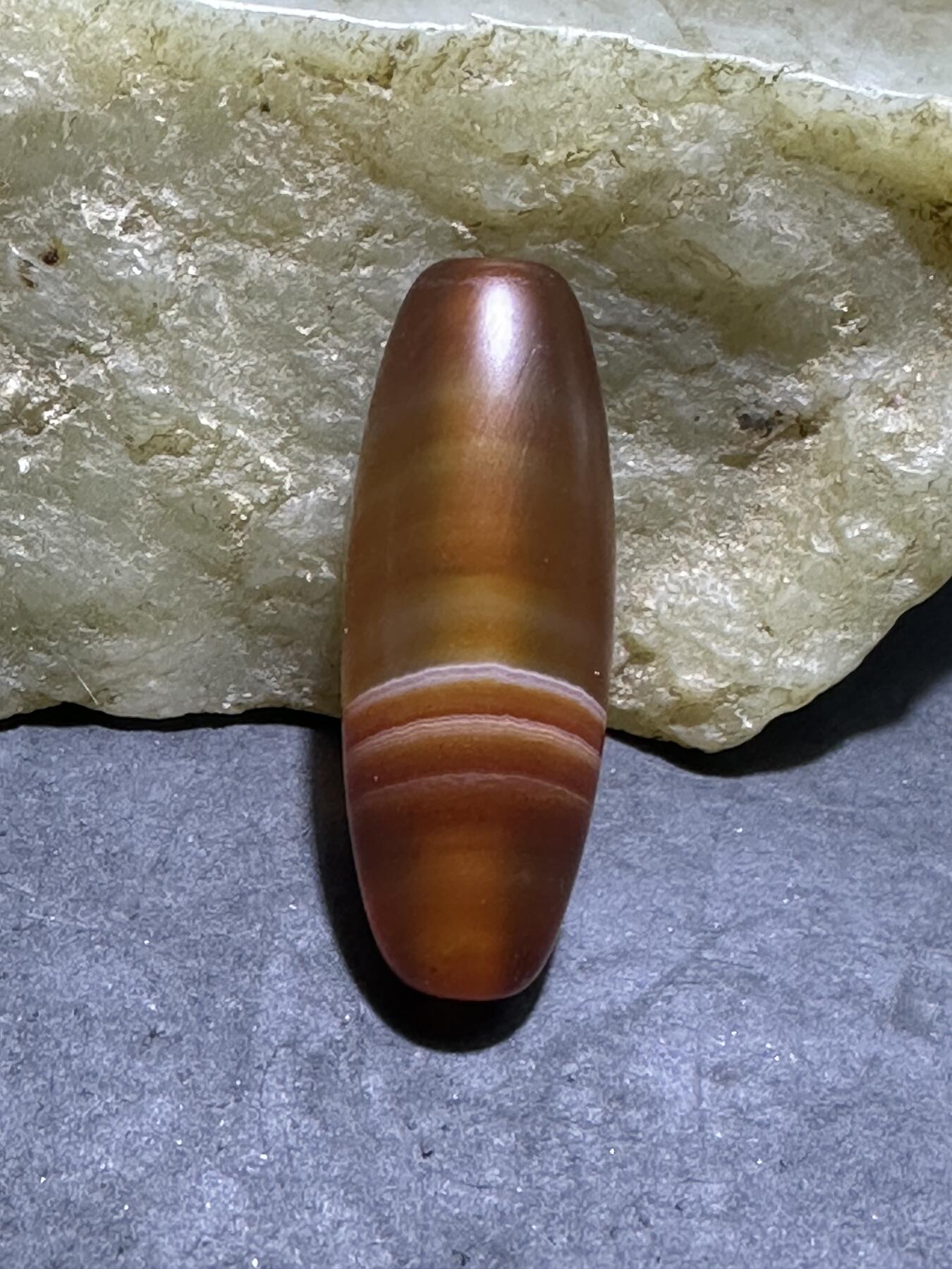 精美亚光高玉化红白双色千层纹缠丝玛瑙桶珠一颗，