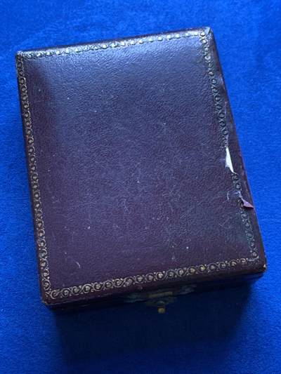 《竞宝斋》第424场 周日，周一，周二  3场连拍 （全场包邮） 名家F. VERNON作品【财富与荣耀】纪念镀金铜章 60.9克 50.5mm 带原盒 正面：“智者有言：知识即财富。背面： “劳动带来荣耀。”此章符合19世纪末法国教育主题奖章风格，兼具道德训诫与艺术价值。