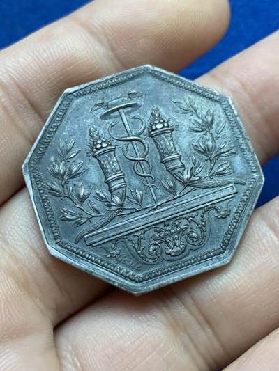 《竞宝斋》第424场 周日，周一，周二  3场连拍 （全场包邮） 法国殖民加勒(斯里兰卡)港口海商会八角银质代币，33.6MM，14.8克，早期无边铭醇厚均匀黑包浆较难得