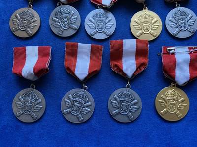 《竞宝斋》第424场 周日，周一，周二  3场连拍 （全场包邮） 瑞典射击节奖章，全部14枚，单个直径约30.7mm，总重约243.2克，细节见图。