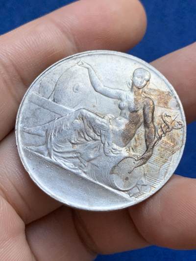 《竞宝斋》第424场 周日，周一，周二  3场连拍 （全场包邮） 法国巴黎油业委员会纪念银章，半裸女神手持蛇杖坐在油桶上，丰饶角AR，20.7克，38mm