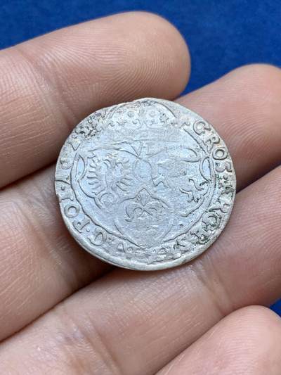 《竞宝斋》第424场 周日，周一，周二  3场连拍 （全场包邮） 1625年波兰立陶宛联邦6格罗申银币，正面：西吉斯蒙德三世右侧面肖像。SIG.III.D.G.REX.POL.MDL  译文：西吉斯蒙德三世，蒙神之恩典，波兰国王，立陶宛大公。背面：左上角1625年份，中间为波兰鹰徽、立陶宛维提斯骑士徽，瑞典瓦萨王朝纹章。数据约：3.67克，25毫米。细节见图