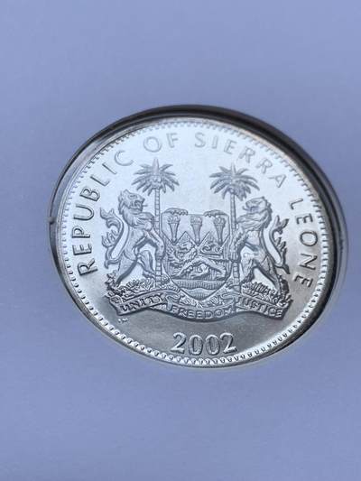 《竞宝斋》第424场 周日，周一，周二  3场连拍 （全场包邮） 英联邦塞拉利昂2002年伊丽莎白二世女王登基50周年金禧纪念限量邮币封。同题材2002年塞拉利昂1元克朗纪念币。超大设计。