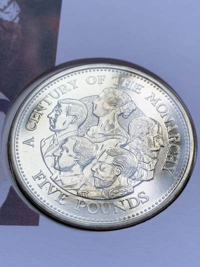 《竞宝斋》第424场 周日，周一，周二  3场连拍 （全场包邮） 英国根西岛2000年二十世纪英国君主百年在位纪念。嵌入根西岛同年同题材5英镑纪念克朗币。六王的延嗣，双女王的传奇，一封一币携领。此封是英国史迷，英系币友不可错过的一枚。