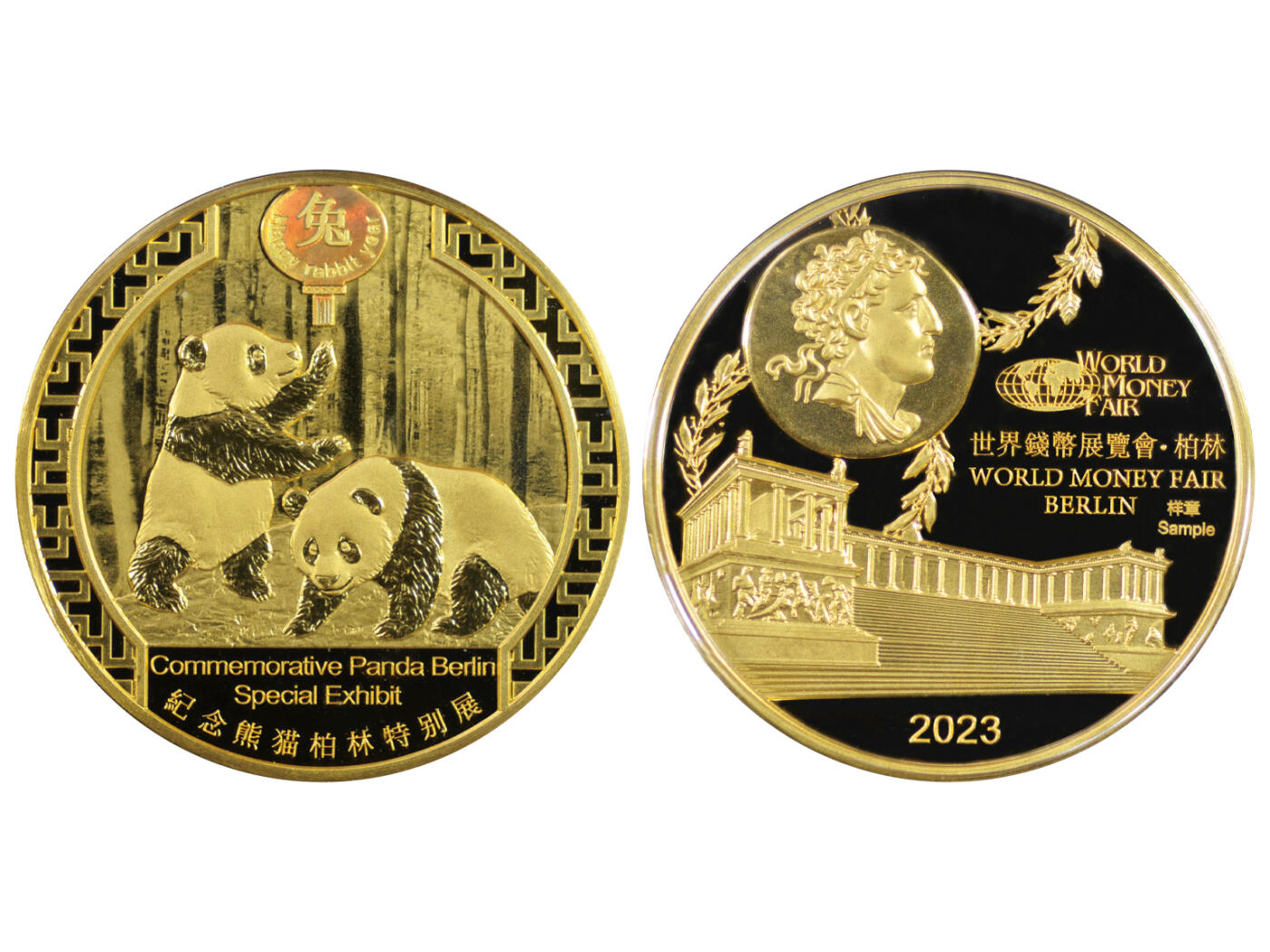 冠军2025年11月29日澳门拍卖 2023年柏林世界錢幣展覽會熊貓紀念章，1oz金樣章，成色99.9%，直徑32mm，鑄造量5枚，NGC PF 70 ULTRA CAMEO，設計師余敏親筆簽名版標籤，極為珍稀