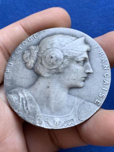 《竞宝斋》第424场 周日，周一，周二  3场连拍 （全场包邮） 1921年法国巴黎参议院授予克拉韦耶银质奖章  Louis Claveille [1860-1926] 为法国工程师、政治家，曾任法国公共工程部长，主导一战期间重大基础设施建设项目。59克，49.4mm，丰饶角1银标，带盒。