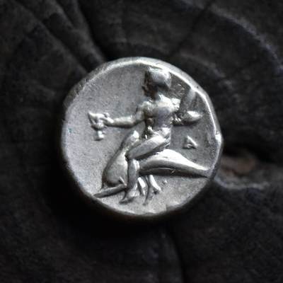 【良泉】第40期【直播场】10月16日晚19.30点开拍！225组（本场结束后外出旅游。之前预存钱币的朋友请告知，将连同本场拍品一起邮寄）  - 【藏家出品D】公元前272-235年【古希腊】塔兰托城邦，海神波塞冬的儿子塔拉斯骑海豚/战士骑马冲锋，Nomos银币