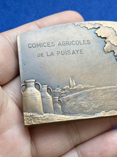 《竞宝斋》第424场 周日，周一，周二  3场连拍 （全场包邮） 法国皮赛地区农业博览会纪念铜章 牛线条肌肉感极强 高浮雕 121.5克 63.8*46mm 丰饶角铜标