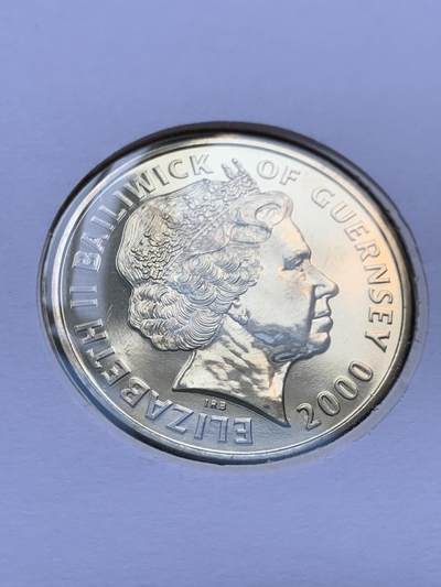 《竞宝斋》第424场 周日，周一，周二  3场连拍 （全场包邮） 英国根西岛2000年二十世纪英国君主百年在位纪念。嵌入根西岛同年同题材5英镑纪念克朗币。六王的延嗣，双女王的传奇，一封一币携领。此封是英国史迷，英系币友不可错过的一枚。