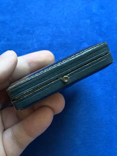 《竞宝斋》第424场 周日，周一，周二  3场连拍 （全场包邮） 名家René Grégoire作品 瑞士1911年勒奇山隧道贯通纪念银章 17.5克 36mm 带原盒  勒奇山铁路隧道（Lötschberg Tunnel）是瑞士阿尔卑斯山区的重要铁路工程，连接伯尔尼州（Bern）和瓦莱州（Valais），全长14.6公里。该隧道于1906年动工，1911年贯通，1913年正式通车，是20世纪初欧洲最艰巨的铁路工程之一，标志着瑞士铁路网的重要扩展。勒奇山隧道至今