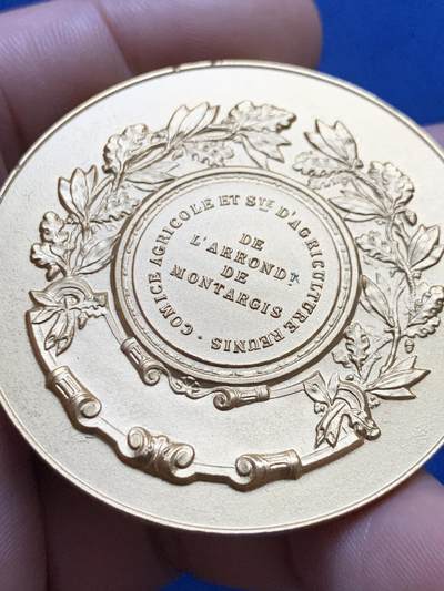 《竞宝斋》第424场 周日，周一，周二  3场连拍 （全场包邮） 法国卢瓦雷省蒙塔日市农业镀金铜章 农作细节丰富 51.2克 50mm 带盒 镀金保存很好