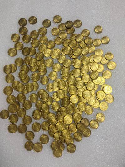 洪涛臻品批发群 精选邮票限时拍卖第1120期  - 8101卷拆原光20枚一组 边齿干净清爽无黑点。 币面轻微氧化如图，拍品实图，20枚一组为一拍，潜力品种，喜欢不要错过