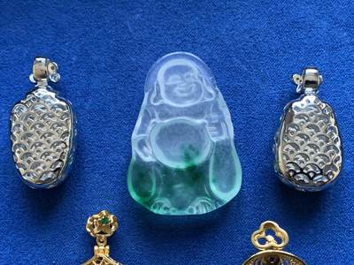 《竞宝斋》第424场 周日，周一，周二  3场连拍 （全场包邮） 5枚翡翠玉石镶嵌吊坠，镶嵌物属于合金，总重量约46克，品种细节自辨。