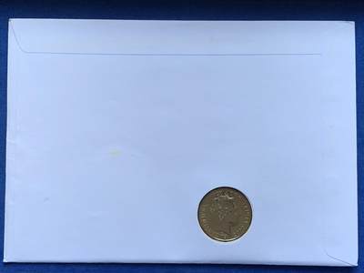 《竞宝斋》第424场 周日，周一，周二  3场连拍 （全场包邮） 英国根西岛2000年二十世纪英国君主百年在位纪念。嵌入根西岛同年同题材5英镑纪念克朗币。六王的延嗣，双女王的传奇，一封一币携领。此封是英国史迷，英系币友不可错过的一枚。