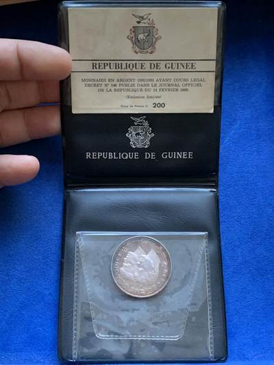 《竞宝斋》第424场 周日，周一，周二  3场连拍 （全场包邮） 约翰·肯尼迪与罗伯特·肯尼迪1969年200几内亚法郎，原册原证书，双面五彩包浆，双面转光，UNC底板，状态不错。