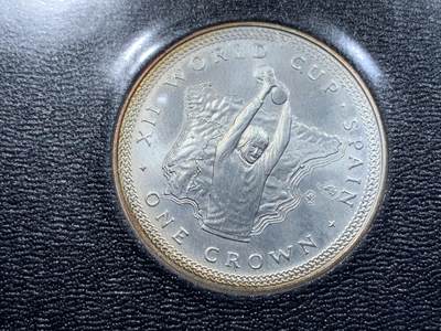 《竞宝斋》第424场 周日，周一，周二  3场连拍 （全场包邮） 马恩岛1982年西班牙世界杯克朗型纪念币一对 其中一枚是银币（925银，28.28克）