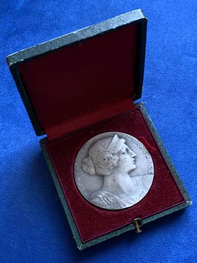 《竞宝斋》第424场 周日，周一，周二  3场连拍 （全场包邮） 1921年法国巴黎参议院授予克拉韦耶银质奖章  Louis Claveille [1860-1926] 为法国工程师、政治家，曾任法国公共工程部长，主导一战期间重大基础设施建设项目。59克，49.4mm，丰饶角1银标，带盒。