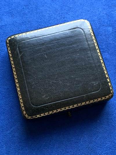 《竞宝斋》第424场 周日，周一，周二  3场连拍 （全场包邮） 名家René Grégoire作品 瑞士1911年勒奇山隧道贯通纪念银章 17.5克 36mm 带原盒  勒奇山铁路隧道（Lötschberg Tunnel）是瑞士阿尔卑斯山区的重要铁路工程，连接伯尔尼州（Bern）和瓦莱州（Valais），全长14.6公里。该隧道于1906年动工，1911年贯通，1913年正式通车，是20世纪初欧洲最艰巨的铁路工程之一，标志着瑞士铁路网的重要扩展。勒奇山隧道至今