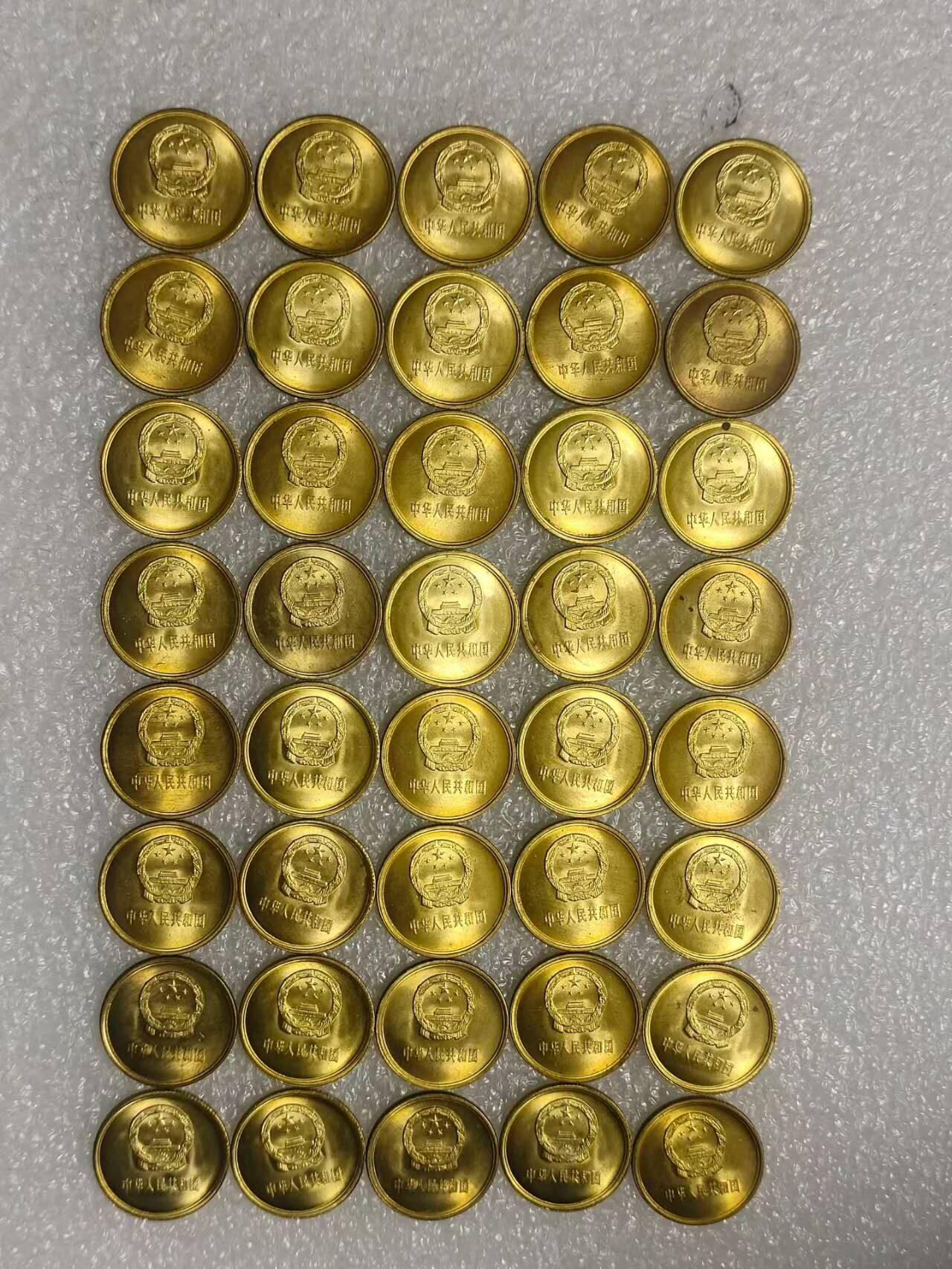 洪涛臻品批发群 精选邮票限时拍卖第1120期  8101卷拆原光40枚一组 边齿干净清爽无黑点。 币面轻微氧化如图，拍品实图，潜力品种，喜欢不要错过，数量有限，先到先得。