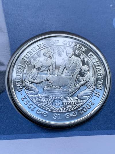 《竞宝斋》第424场 周日，周一，周二  3场连拍 （全场包邮） 英联邦塞拉利昂2002年伊丽莎白二世女王登基50周年金禧纪念限量邮币封。同题材2002年塞拉利昂1元克朗纪念币。超大设计。