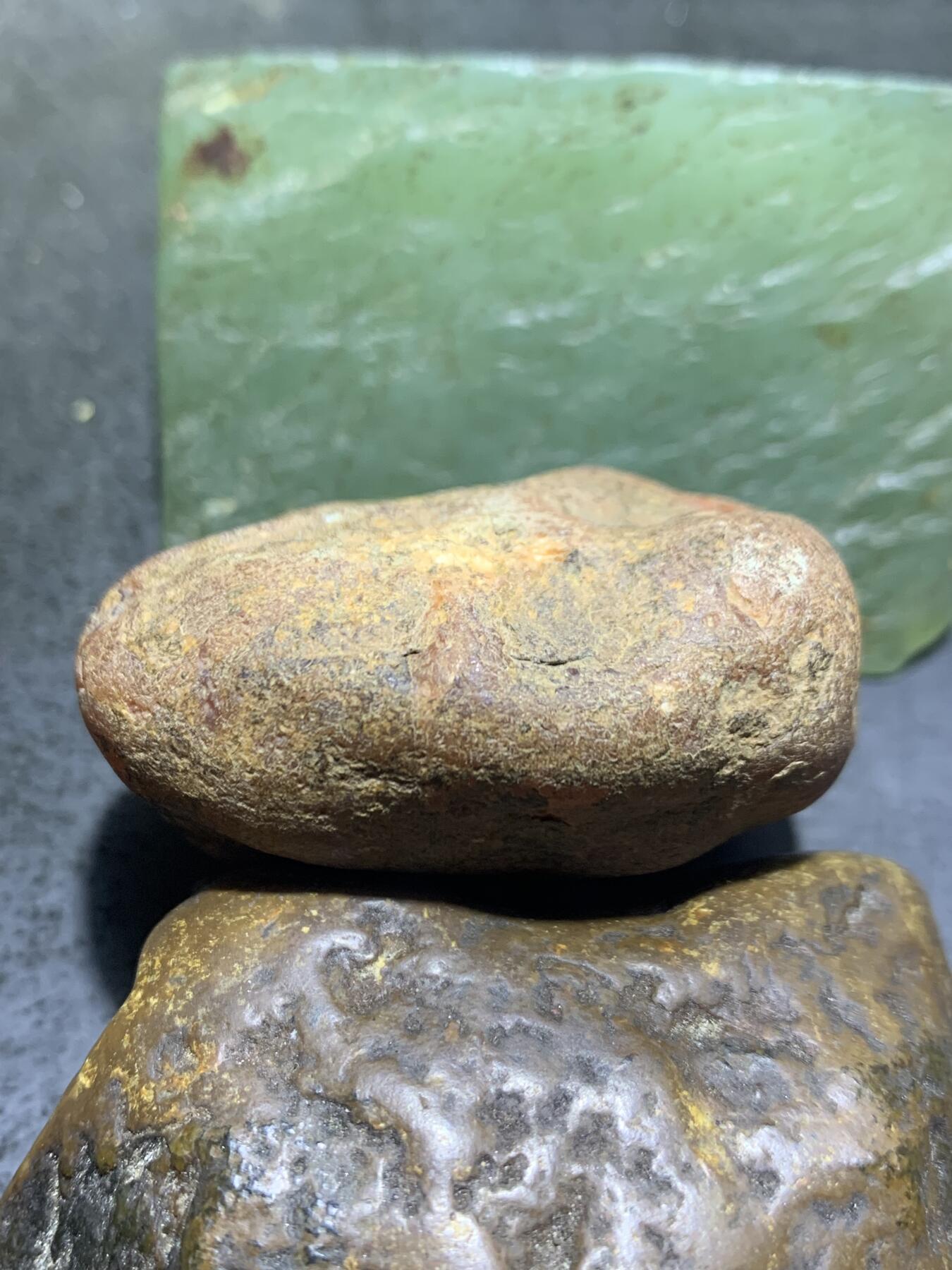 精美红皮红冻开窗料南红玛瑙原石一颗，