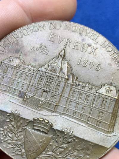 《竞宝斋》第424场 周日，周一，周二  3场连拍 （全场包邮） 1895年埃夫勒新市政厅落成典礼纪念铜章 40.65克 50mm 铜标边铭