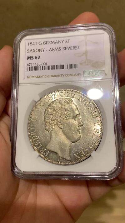 《竞宝斋》第424场 周日，周一，周二  3场连拍 （全场包邮） 唯一冠军分 NGC MS62 德国 1841 萨克森王国 弗里德里希·奥古斯特二世 流通2泰勒37克多的大银币 仅2枚入盒