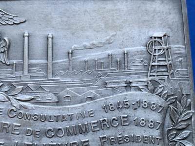 《竞宝斋》第424场 周日，周一，周二  3场连拍 （全场包邮） 法国皮埃尔商会欧洲矿业与铸造纪念镀银铜章 纪念奥古斯特·勒列夫尔主席50周年诞辰 90.9克 50.5*71mm 正方形铜标 原装包装盒保存 缪泽勒目录编号18/115 F