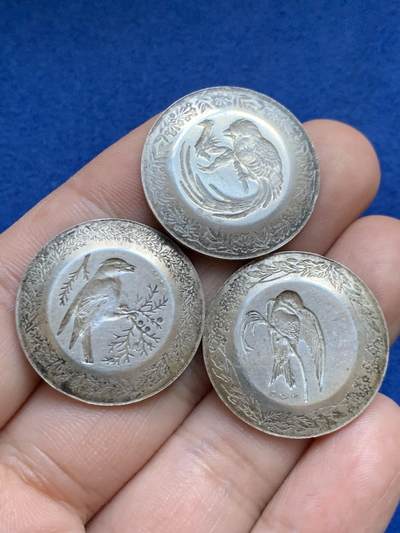 《竞宝斋》第424场 周日，周一，周二  3场连拍 （全场包邮） 三枚一组 法国私人定制鸟类银章 带有80%含银量银标 总重约13.2克 25.8mm