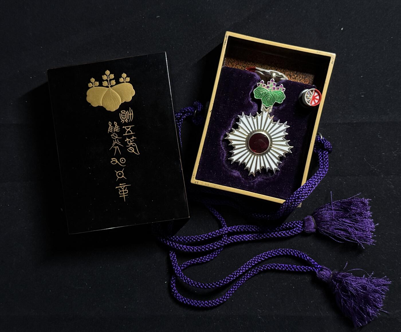 双节同庆！铭记历史！以史为鉴！戎马世界章牌大赏第106期 勋五等旭日章，外事版（用于外授，非常少见），明治末至大正早期，带旭日瑞宝双拼勋略，背面左上白色珐琅有修补
