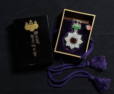 双节同庆！铭记历史！以史为鉴！戎马世界章牌大赏第106期 - 勋五等旭日章，外事版（用于外授，非常少见），明治末至大正早期，带旭日瑞宝双拼勋略，背面左上白色珐琅有修补