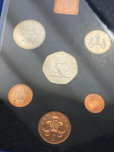 《竞宝斋》第424场 周日，周一，周二  3场连拍 （全场包邮） 英国1971年精致套币册，币值改革首年-新便士NEW PENCE