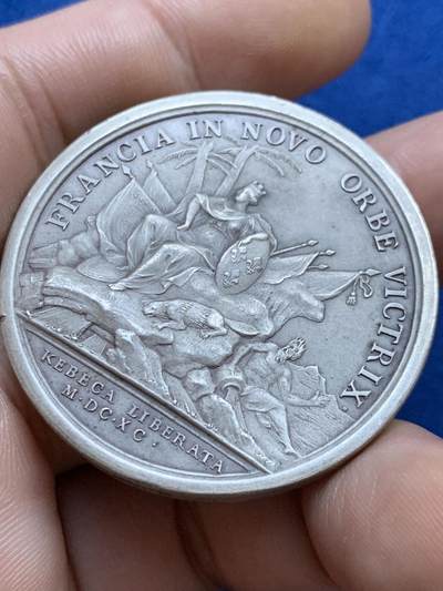 《竞宝斋》第424场 周日，周一，周二  3场连拍 （全场包邮） 法国殖民时期加拿大魁北克解放战役纪念银章 应该是1880后铸造 具体不详 丰饶角银标 38.1克 41.1mm 带盒 细节见图