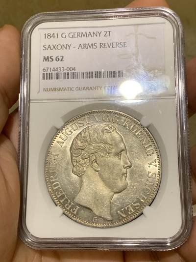 《竞宝斋》第424场 周日，周一，周二  3场连拍 （全场包邮） 唯一冠军分 NGC MS62 德国 1841 萨克森王国 弗里德里希·奥古斯特二世 流通2泰勒37克多的大银币 仅2枚入盒