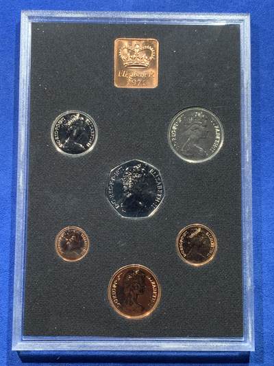 《竞宝斋》第424场 周日，周一，周二  3场连拍 （全场包邮） 英国1971年精致套币册，币值改革首年-新便士NEW PENCE