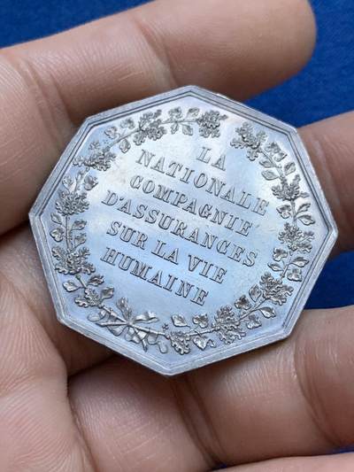 《竞宝斋》第424场 周日，周一，周二  3场连拍 （全场包邮） 法国皇家保险银质八角代币，早期年份，蜜蜂边铭，直径：36mm，克重：19.65
