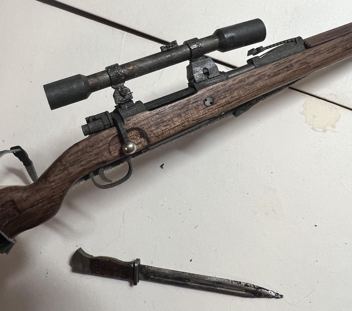 零元拍：钛金 1/6 金属与木制 WWII 98K狙击步枪 模型。瑕疵描述：抢带老化，其他全新。