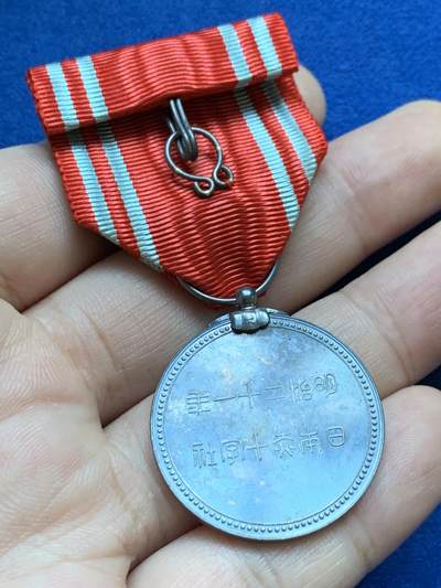 《竞宝斋》第424场 周日，周一，周二  3场连拍 （全场包邮） 两枚一组 日本早期八等瑞宝银质勋章 14.85克 + 明治二十一年赤十字银质纪念章 含绶带重约12.6克