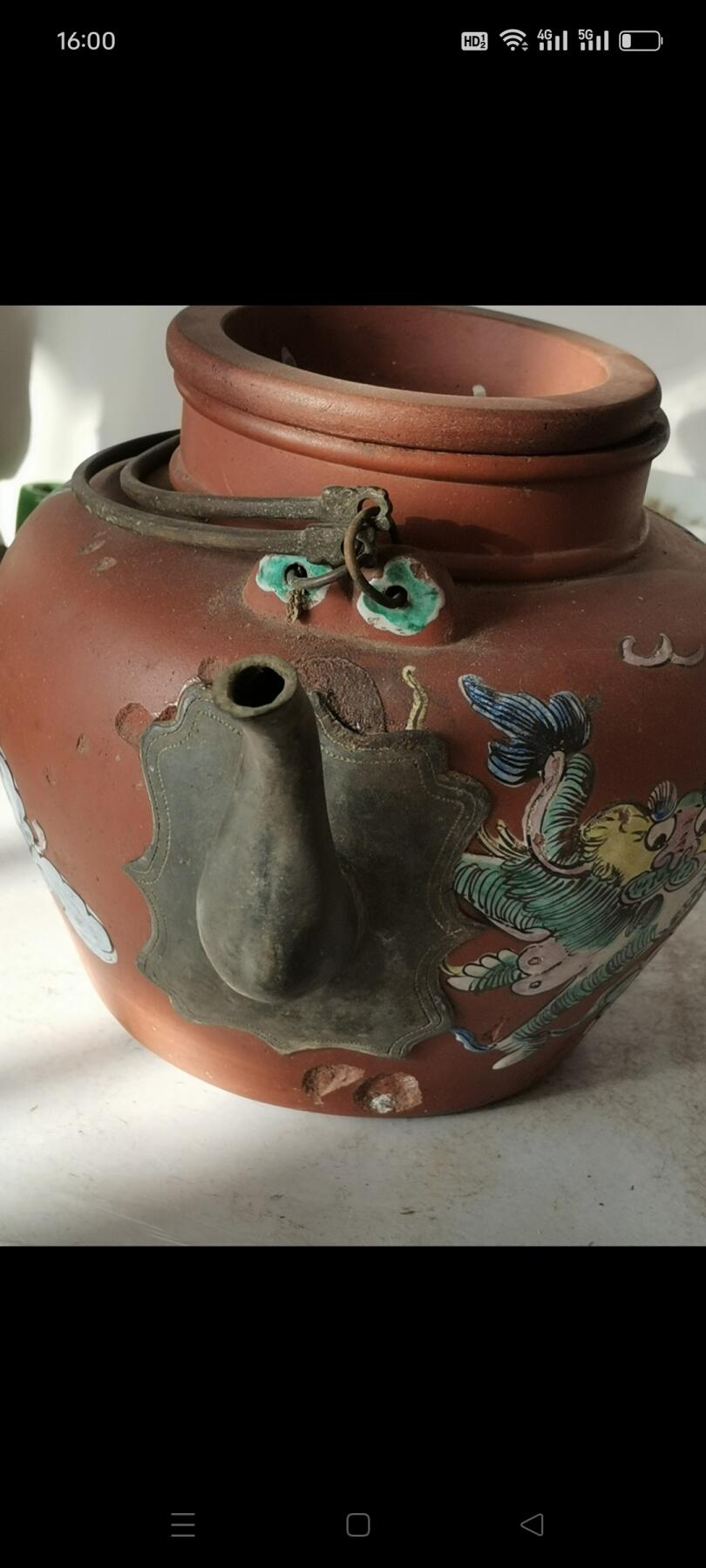清代狮子图案紫砂壶一个，画工精致漂亮，有爆皮无冲线，品相良好如图