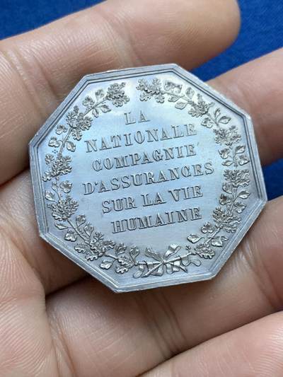 《竞宝斋》第424场 周日，周一，周二  3场连拍 （全场包邮） 法国皇家保险银质八角代币，早期年份，蜜蜂边铭，直径：36mm，克重：19.65