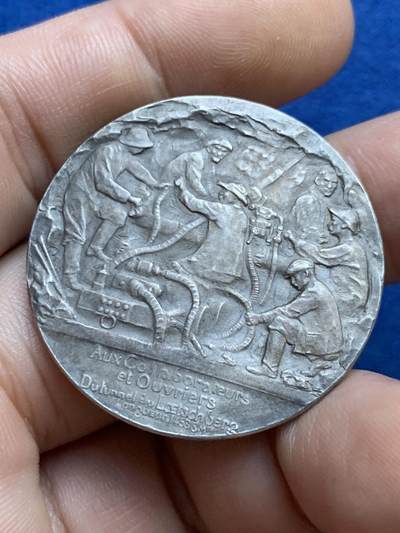 《竞宝斋》第424场 周日，周一，周二  3场连拍 （全场包邮） 名家René Grégoire作品 瑞士1911年勒奇山隧道贯通纪念银章 17.5克 36mm 带原盒  勒奇山铁路隧道（Lötschberg Tunnel）是瑞士阿尔卑斯山区的重要铁路工程，连接伯尔尼州（Bern）和瓦莱州（Valais），全长14.6公里。该隧道于1906年动工，1911年贯通，1913年正式通车，是20世纪初欧洲最艰巨的铁路工程之一，标志着瑞士铁路网的重要扩展。勒奇山隧道至今