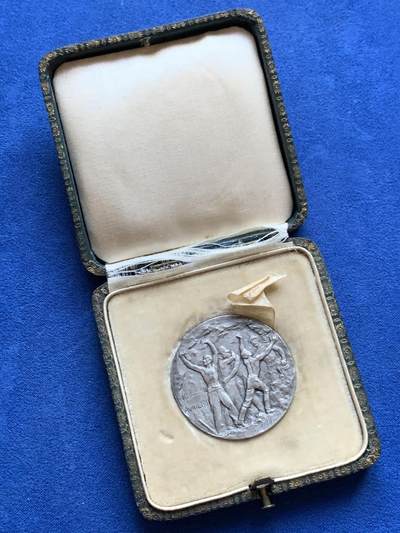 《竞宝斋》第424场 周日，周一，周二  3场连拍 （全场包邮） 名家René Grégoire作品 瑞士1911年勒奇山隧道贯通纪念银章 17.5克 36mm 带原盒  勒奇山铁路隧道（Lötschberg Tunnel）是瑞士阿尔卑斯山区的重要铁路工程，连接伯尔尼州（Bern）和瓦莱州（Valais），全长14.6公里。该隧道于1906年动工，1911年贯通，1913年正式通车，是20世纪初欧洲最艰巨的铁路工程之一，标志着瑞士铁路网的重要扩展。勒奇山隧道至今