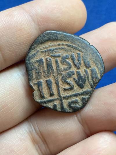 《竞宝斋》第424场 周日，周一，周二  3场连拍 （全场包邮） 拜占庭.匿名富力铜币，匿名B类铜富力压印于A类铜富力之上  ，此类10-11世纪匿名币为君士坦丁七世改革后陆续发行的富力铜币，此枚B类通常基督像钱币形制特征一般归类为罗曼努斯三世公元1028-1034年时期打制。面：耶 稣 半身像，君士坦丁堡打制。数据约：12.5克，27.2毫米。原状态沙漠坑，难得未清洗，整体保存较同类而言不错。细节见图